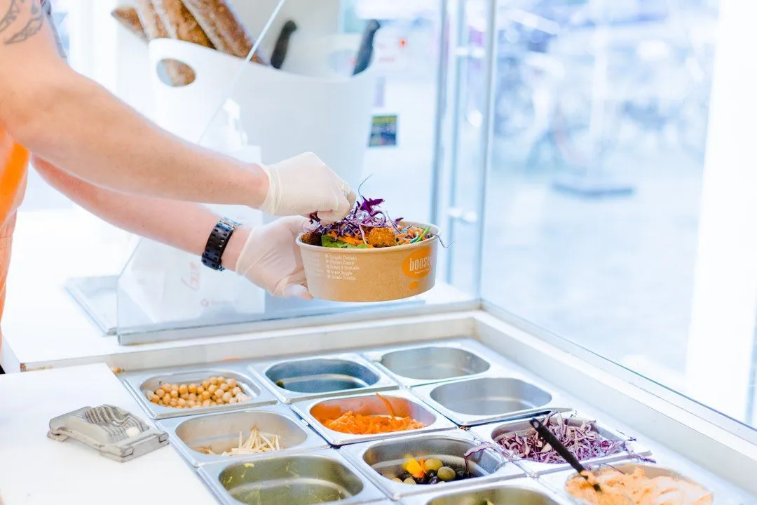 Een medewerker van Boosty in Den Haag maakt een bowl.