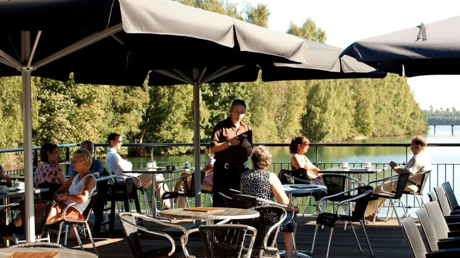 Het terras van Bosbrasserie In de Sluis aan het water in Well.