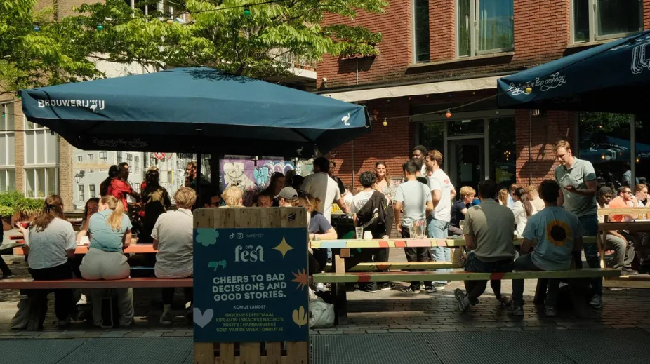 Het terras van Café Fest in Amsterdam.