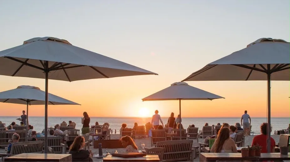 Het strandterras van De Staat in Den Haag bij zonsondergang.