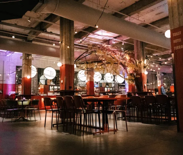 De hal van Foodhallen in Rotterdam.