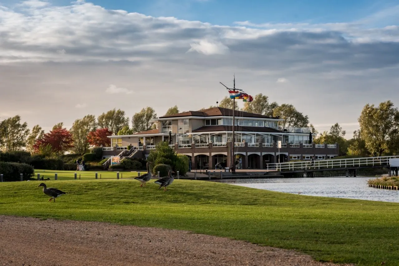 Het clubhuis van De Goese Golf in Goes.