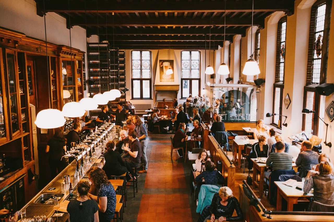 Het interieur van Stadscafé Het Refter in Zwolle.