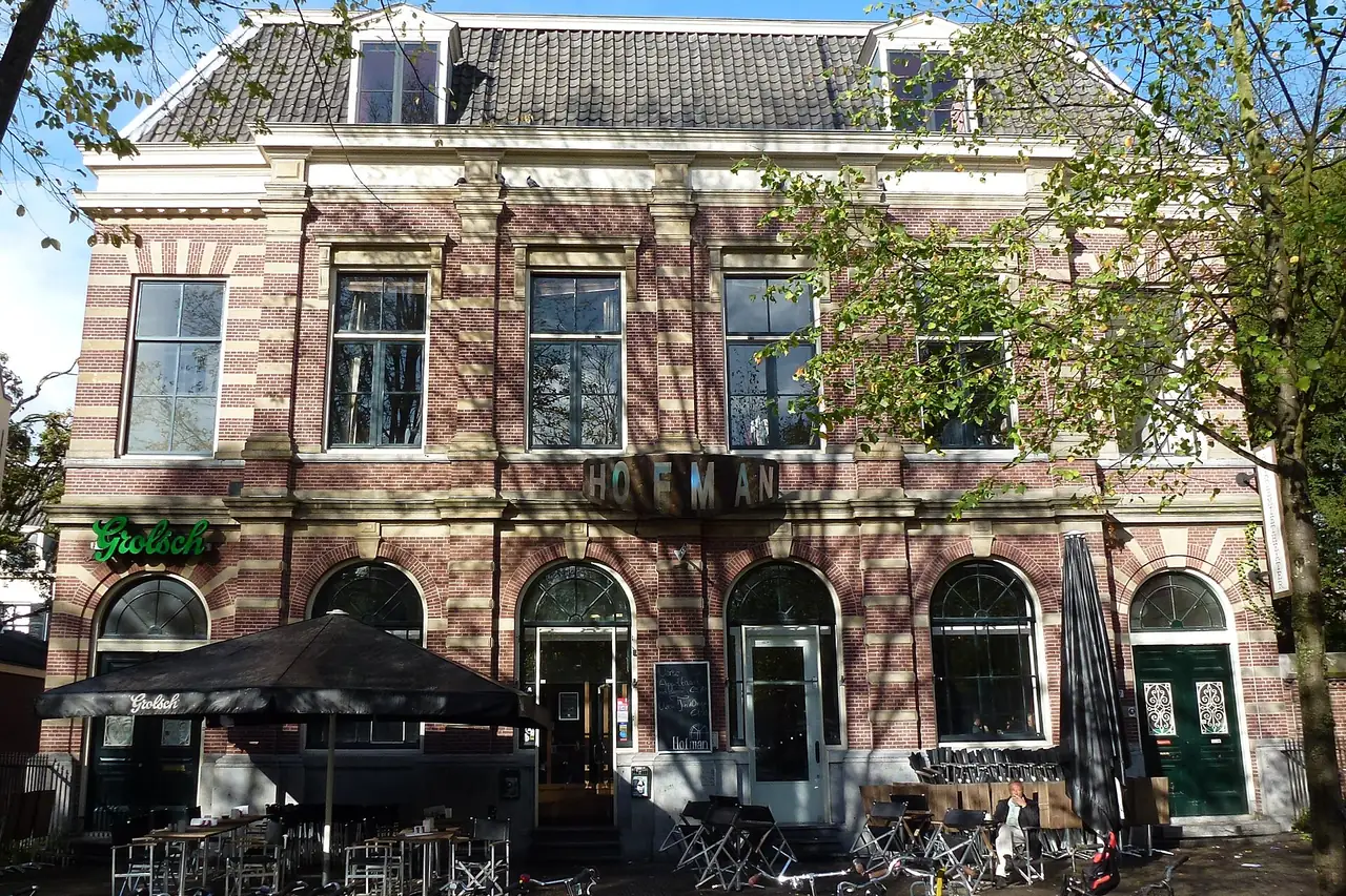 Café Hofman aan het Janskerkhof in Utrecht, met het terras voor de deur.