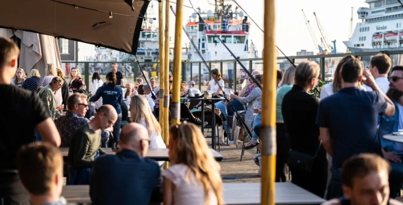 Het terras van Stadshaven Brouwerij aan de haven in Rotterdam.