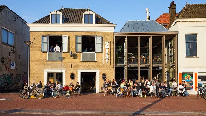 Het terras van De Gist in Delft.