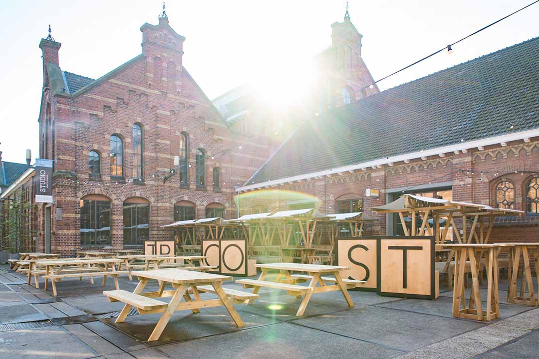 Het terras van Brouwerij Troost op het Westergasterrein in Amsterdam.